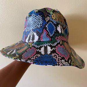 RETRO SNAKESKIN BUCKET HAT